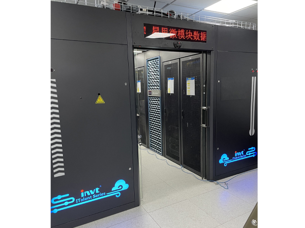 英威騰雙排模塊化機(jī)房現(xiàn)場(chǎng)